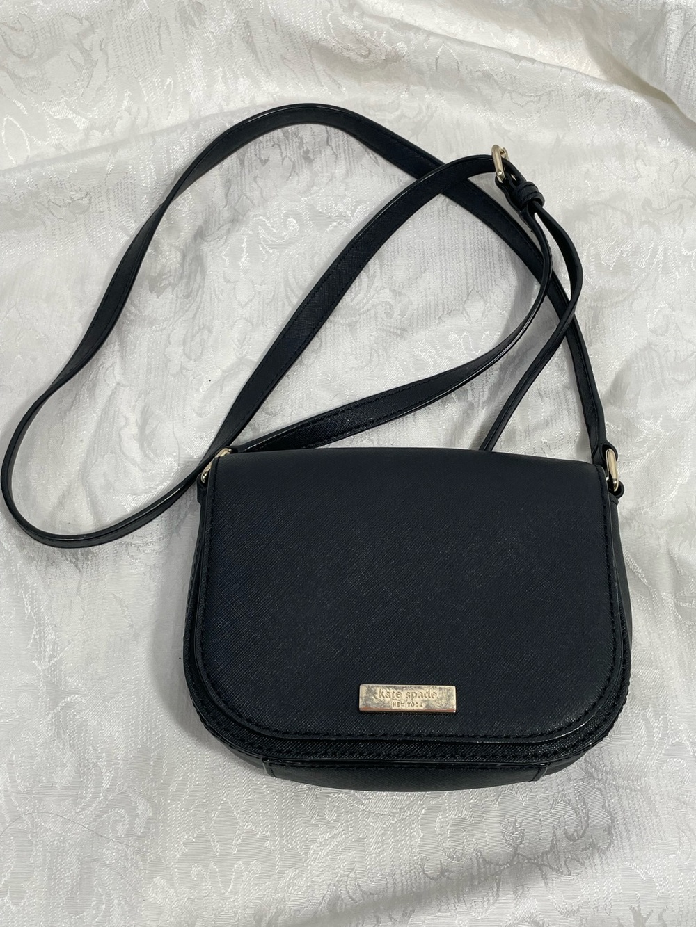 Kate Spade New York Laurel Way Black Carsen Leather Crossbody Gold Logo Plaque.